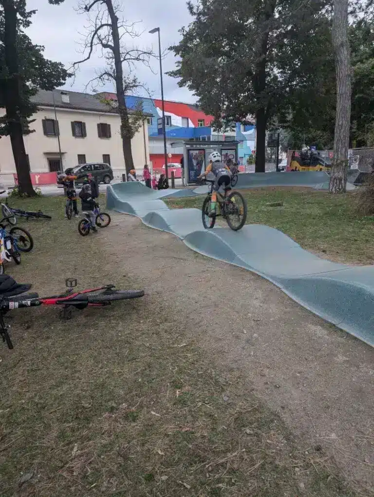 Kinder auf Pumptrack
