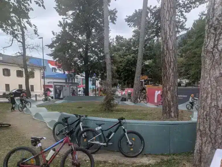 Kinder auf Pumptrack in Brixen