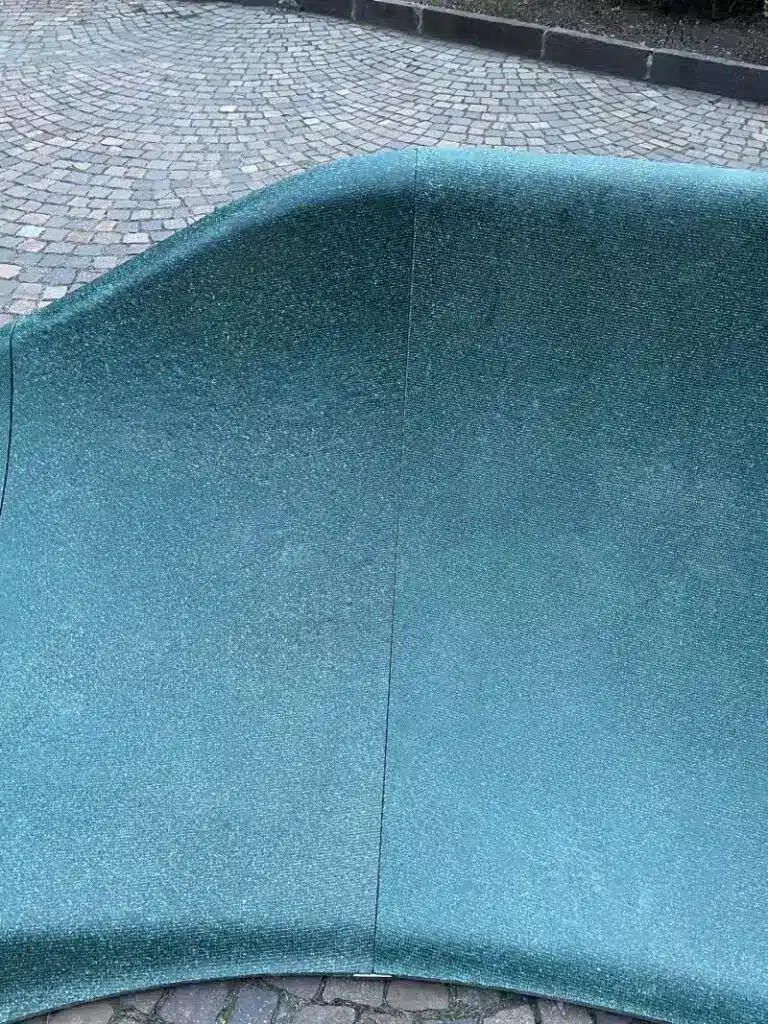 Oberfläche der Fahrbahn