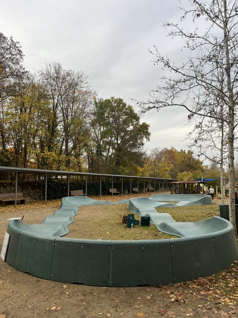 Mobiler Pumptrack auf Parkplatz aufgebaut