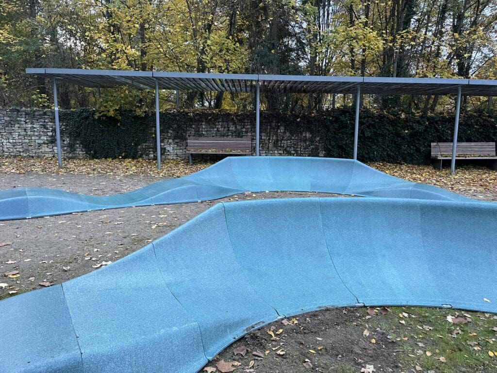 Sicher konzipierter Pumptrack mit flachen Seiten