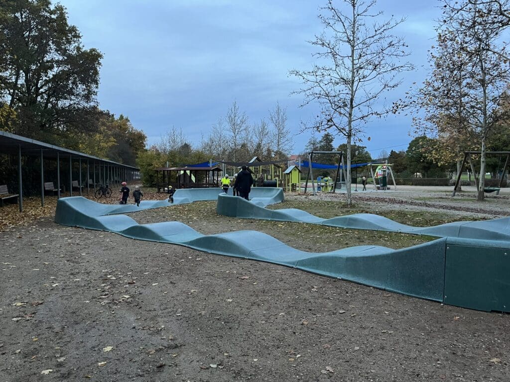 Ecopumptrack Installation auf Schulhof