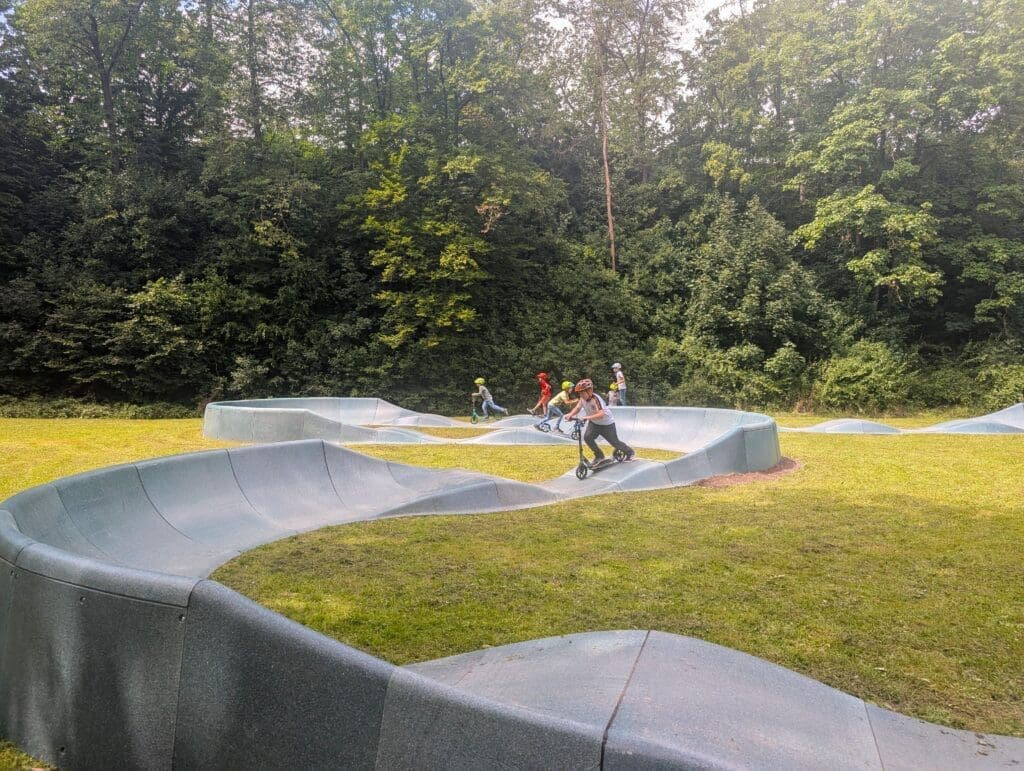 Pumptrack mit breiten Kurven für mehr Sicherheit