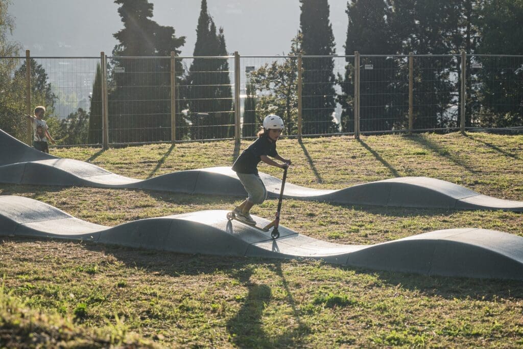 Kind fährt auf modularem Pumptrack